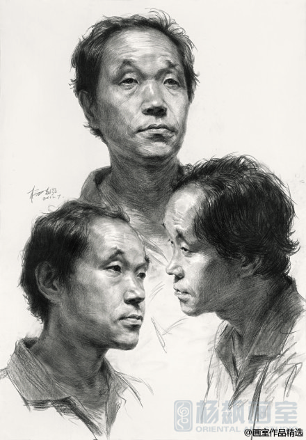 #畫室作品投稿#男中年頭像素描作品,人物光感強(qiáng)烈,五官細(xì)致,面部細(xì)致柔和,厚重的頭發(fā)面部襯托得細(xì)致精彩,三種視覺的詮釋都非常不錯(cuò)哦~ (更多該畫室作品可關(guān)注 @北京楊飆畫室 )(ps:加微信msswxt 每天推送好內(nèi)容)